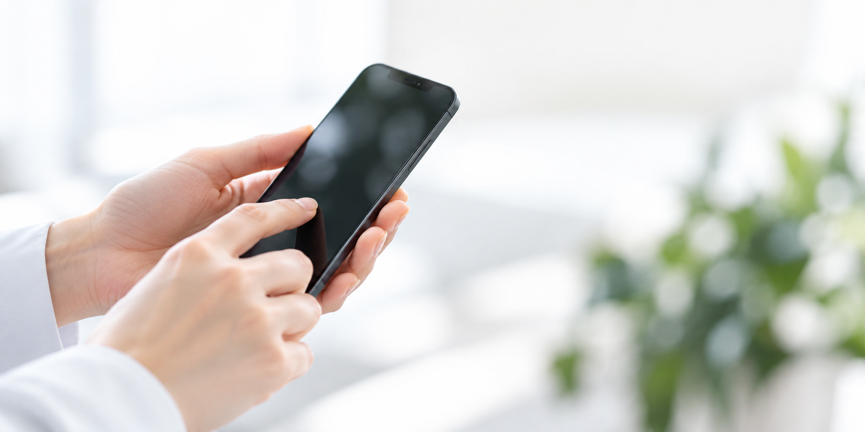 スマートフォンを手にして操作する様子